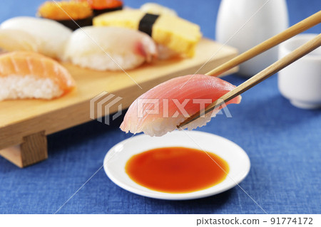用筷子提起的金槍魚握壽司 91774172
