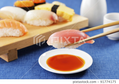 用筷子提起的金槍魚握壽司 91774175