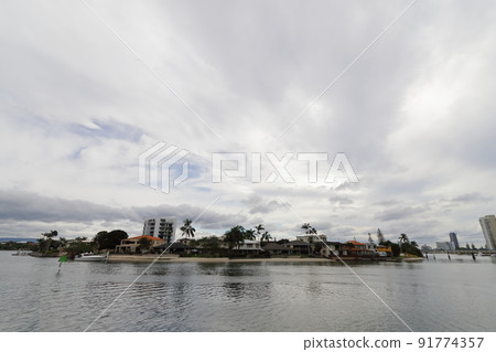 從澳大利亞黃金海岸運河看 從澳大利亞黃金海岸運河看 91774357