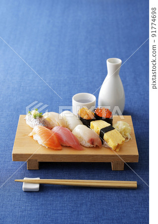 清酒和美味的握壽司 91774698