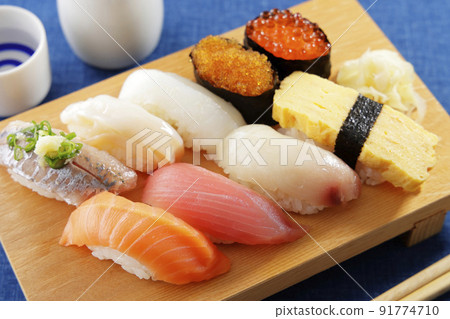 Sake and delicious nigiri sushi 91774710