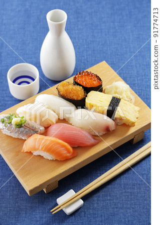 Sake and delicious nigiri sushi 91774713