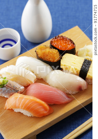 Sake and delicious nigiri sushi 91774715
