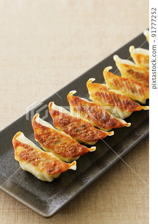 Pan-fried gyoza 91777252
