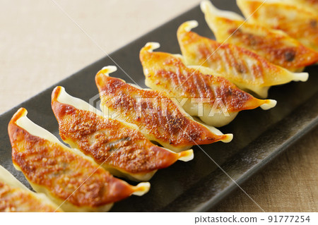 Pan-fried gyoza 91777254