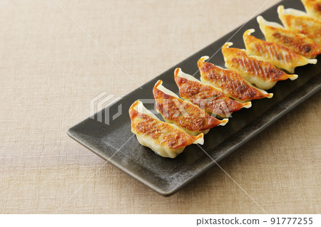Pan-fried gyoza 91777255