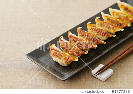 Pan-fried gyoza 91777256