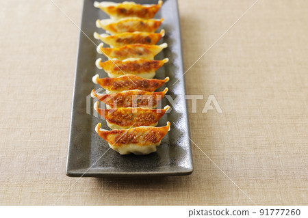 煎餃子 91777260