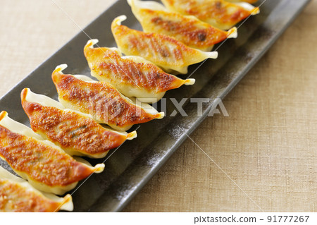 Pan-fried gyoza Pan-fried gyoza 91777267