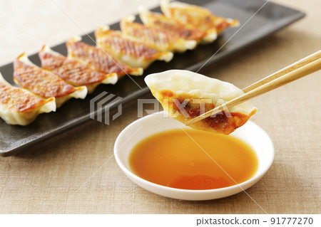 Pan-fried gyoza 91777270