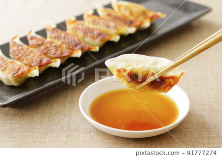 Pan-fried gyoza 91777274