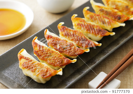Pan-fried gyoza 91777370