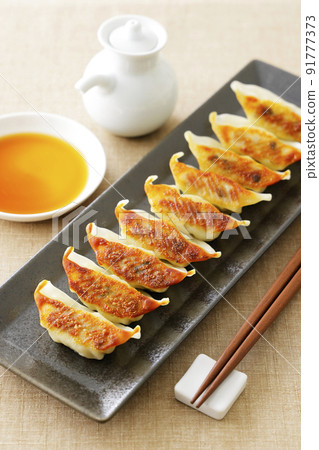 Pan-fried gyoza 91777373