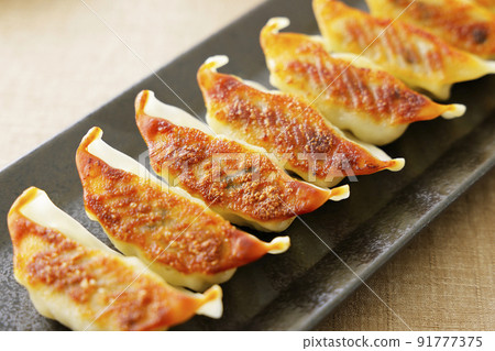 Pan-fried gyoza 91777375