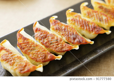 Pan-fried gyoza 91777380