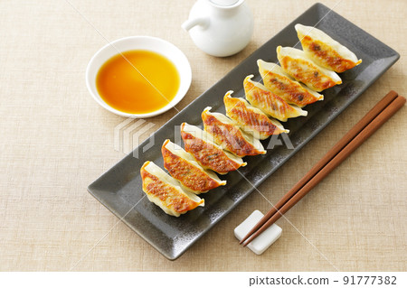Pan-fried gyoza 91777382