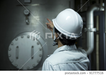 男工人檢查工廠 91777516