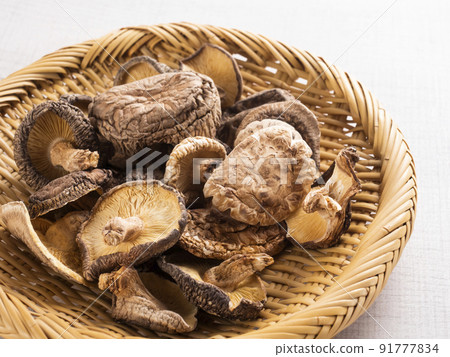Dried shiitake mushrooms  91777834