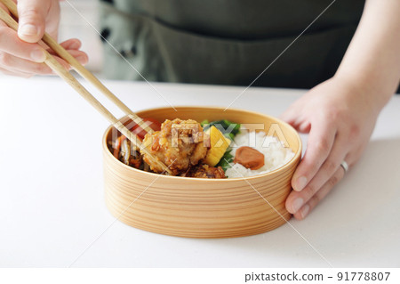 媽媽在廚房做飯盒的場景 媽媽在廚房做飯盒的場景 91778807