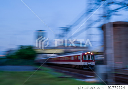 [Kintetsu Nagoya Line] Train departing from Nagoya at dusk 91779224