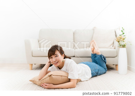 日本女人在家的客廳裡放鬆 91779802