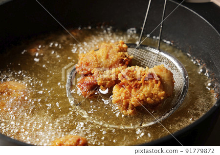 油炸美味的炸雞 油炸美味的炸雞 91779872