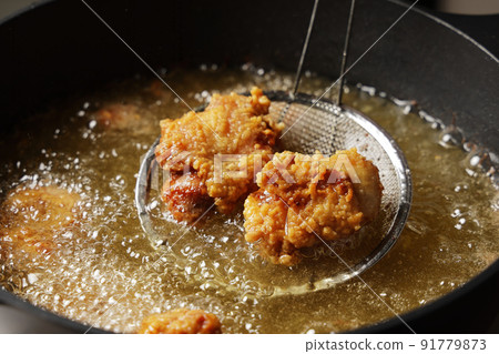 Deep-fried delicious-looking chicken fried in oil 91779873