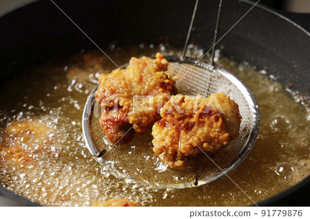 Deep-fried delicious-looking chicken fried in oil Deep-fried delicious-looking chicken fried in oil 91779876
