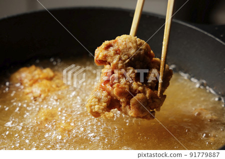 Deep-fried delicious-looking chicken fried in oil 91779887