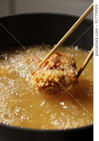 油炸美味的炸雞 91779889