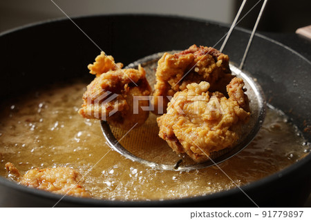 Deep-fried delicious-looking chicken fried in oil Deep-fried delicious-looking chicken fried in oil 91779897
