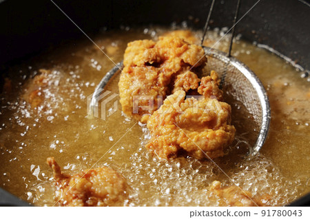 Deep-fried chicken fried in oil 91780043