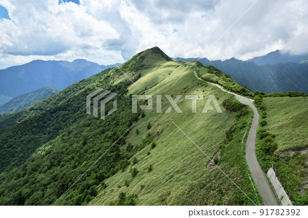 通往日本西部最高山石鎚山的夏季天空道路上的 UFO 線 91782392
