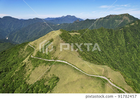 通往日本西部最高山石鎚山的夏季天空道路上的 UFO 線 91782457