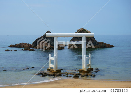 二見浦的Meotoiwa和白色鳥居 91785123