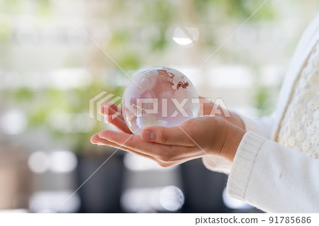 A girl with a globe 91785686