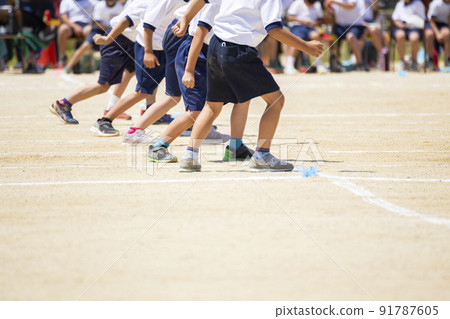 運動會:小學低年級的足球比賽 運動會:小學低年級的足球比賽 91787605