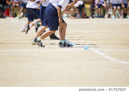 Athletic meet: Foot race in the lower grades of elementary school 91787607