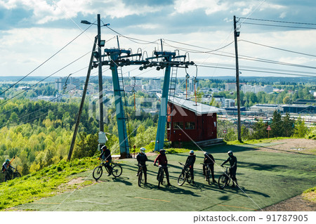 Group of mountain bikers on the hill 91787905