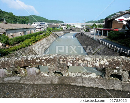 從重瓣梅根橋看到的綱吉川（熊本縣綱吉町） 91788013