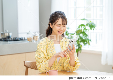 看智能手機的少婦 91788592