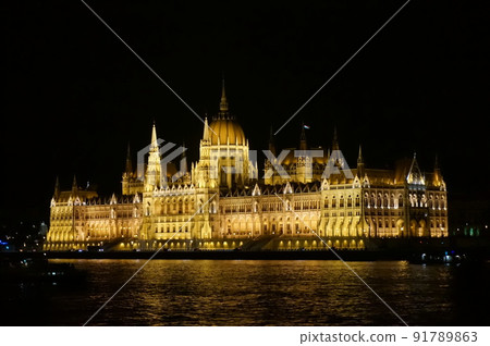 Beautiful night view of Budapest Beautiful night view of Budapest 91789863