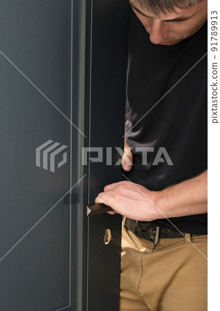 The master installs the door handle, installation works with the door. 91789913