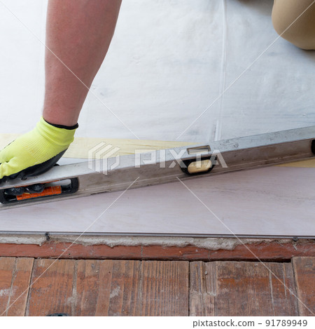 The master measures the level of the floor surface. The master measures the level of the floor surface. 91789949