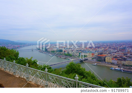 Budapest cityscape from Gellert Hill 91789971