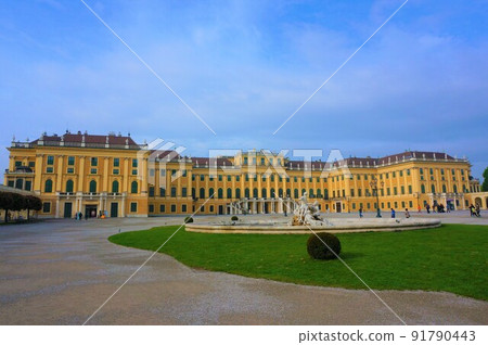 Beautiful Schoenbrunn Palace 91790443
