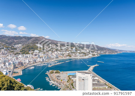 Atami City, Shizuoka Prefecture, a hot spring resort that represents Japan, the cityscape of Atami in fine weather 91791597