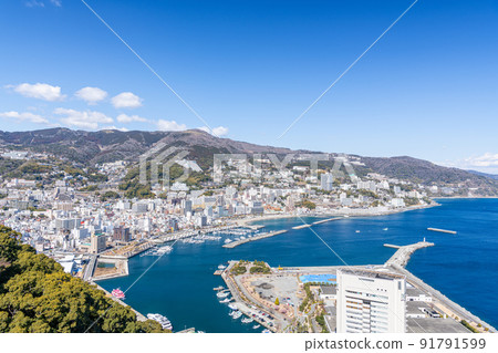 Atami City, Shizuoka Prefecture, a hot spring resort that represents Japan, the cityscape of Atami in fine weather 91791599