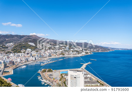 Atami City, Shizuoka Prefecture, a hot spring resort that represents Japan, the cityscape of Atami in fine weather 91791600