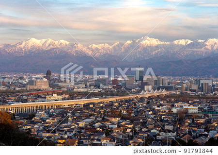 從吳羽山展望台眺望立山山脈和北陸新幹線高架橋的富山市中心 從吳羽山展望台眺望立山山脈和北陸新幹線高架橋的富山市中心 91791844
